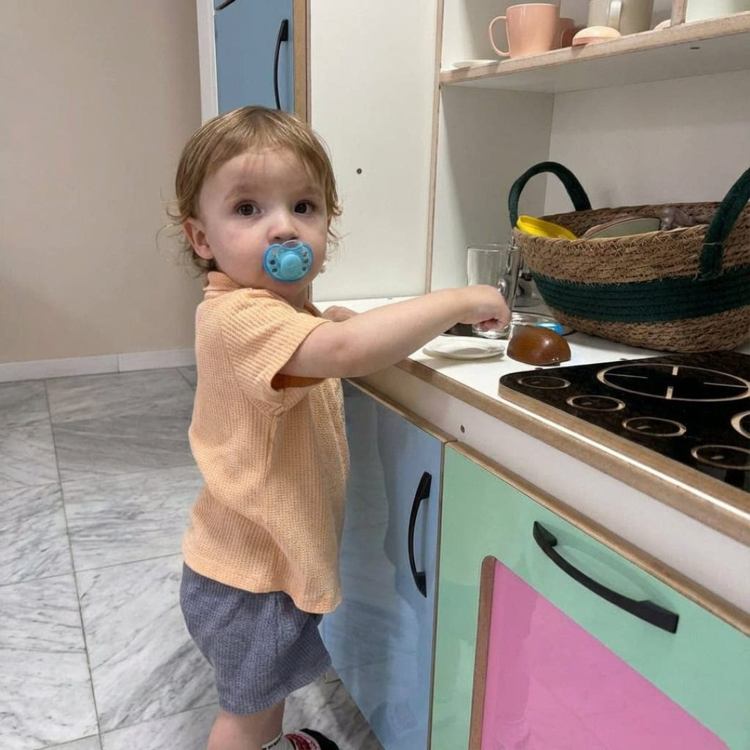 Criança brincando no espaço lúdico